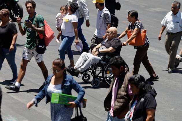 Mexiko, Rekordtemperaturen in Teilen des Landes High Temperatures In Mexico City A person is sitting in a wheelchair on the streets of Mexico City s Zocalo. The National Water Commission (CONAGUA) reports that on Monday, the thermometer reached a new historic high of 34.2 degrees Celsius in Mexico City, marking the highest temperature since 1998, on April 16, 2024. Mexico City Mexico City Mexico  Copyright: xGerardoxVieyrax originalFilename: vieyra-notitle240416_npjRl.jpg