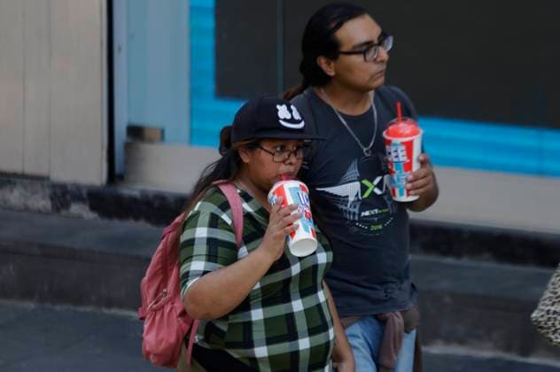 Mexiko, Rekordtemperaturen in Teilen des Landes High Temperatures In Mexico City Two people are taking snow in the streets of the Zocalo in Mexico City. According to the National Water Commission (CONAGUA), the thermometer registered a new historic high of 34.2 degrees Celsius in Mexico City this Monday. It is noteworthy that the temperature has not been this high since 1998, on April 16, 2024. Mexico City Mexico City Mexico  Copyright: xGerardoxVieyrax originalFilename: vieyra-notitle240416_npyp1.jpg