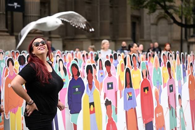 News Themen der Woche KW16 News Bilder des Tages YOUTH HOMELESSNESS DEMONSTRATION MELBOURNE, A woman stands among Life-size human cut-outs representing young people facing homelessness in Melbourne outside the State Library in Melbourne, Wednesday, April 17, 2024. Hundreds of life-size cut-outs have appeared on the front steps of Victoria s State Library steps as a confronting reminder of the growing number of young people facing homelessness in Melbourne. ( NO ARCHIVING, EDITORIAL USE ONLY, NO USE IN BOOKS WITHOUT CONSENT MELBOURNE VICTORIA AUSTRALIA  Copyright: xJOELxCARRETTx 20240417001933219580