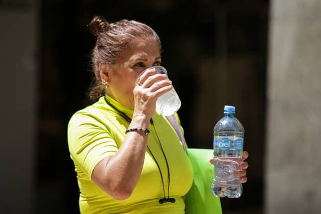 Mexiko, Rekordtemperaturen in Teilen des Landes (240417) -- MEXICO CITY, April 17, 2024 -- A woman refreshes herself with cold drinks in Mexico City, Mexico, on April 16, 2024. (Photo by Xinhua) MEXICO-MEXICO CITY-HEAT WAVE FranciscoxCanedo 
