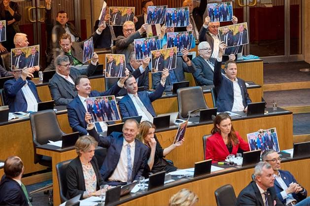 Bilder des Jahres 2024, News 04 April News Themen der Woche KW16 News Bilder des Tages - Wien 17.04.2024 - Österreichisches Parlament Nationalrat Sitzung - Der Nationalrat trat heute im Hohen Haus zu einer reglären Nationalratssitzung zusammen. - PHOTO: die FPÖ Fraktion zeigten während der Debatte Fotos mit u.a. ÖVP-PolitikerInnen (Edtstadler) mit dem Russischen Präsidenten Putin oder ÖVP-Nationalratspräsident Sobotka mit dem flüchtigen mutmasslichen Russland-Spion und Wirecard-Vorstand Marsalek Vienna (AUSTRIA) - Austrian Parliament National Council session - The National Council met today in Parliament for a regular National Council session. Nationalrat SItzung Parlament *** Vienna 17 04 2024 Austrian Parliament National Council session The National Council met today in Parliament for a regular National Council s 