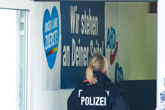 Bilder des Jahres 2024, News 04 April News Themen der Woche KW16 News Bilder des Tages Niedersachsen, Hannover, Razzia bei der AfD: Staatsanwaltschaft Hannover durchsucht Parteizentrale, *** Lower Saxony, Hanover, raid on the AfD Hanover public prosecutors office searches party headquarters,