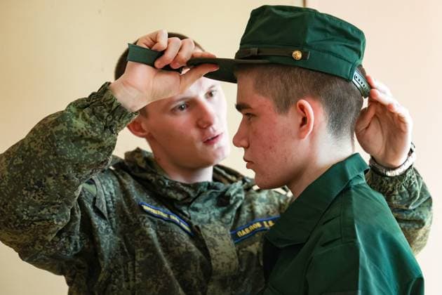News Themen der Woche KW16 News Bilder des Tages RUSSIA, NOVOSIBIRSK REGION - APRIL 17, 2024: A conscript puts on military uniform at an assembly station of the Novosibirsk Region military recruitment office in the town of Ob ahead of departing for service with the Russian Armed Forces. Kirill Kukhmar TASS  69182680