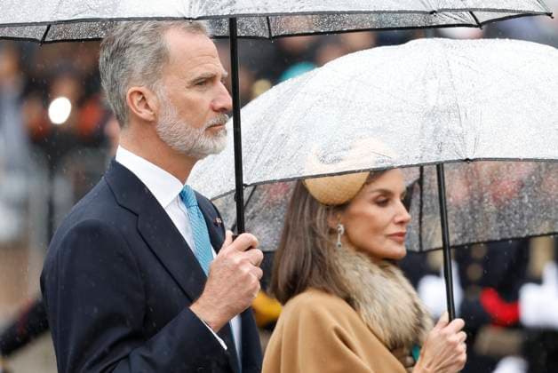 Entertainment Themen der Woche KW16 Entertainment Bilder des Tages Spain s royal couple Felipe VI and Letizia lay a wreath at the National Monument in Dam Square in Amsterdam on the occasion of their state visit of the latest to the country, at Dam Square in Amsterdam, 17 April 2024. Spain s royal couple state visit to Netherlands !ACHTUNG: NUR REDAKTIONELLE NUTZUNG!  Copyright: xChemaxMoyax GRAF1262 20240417-55013360161_1