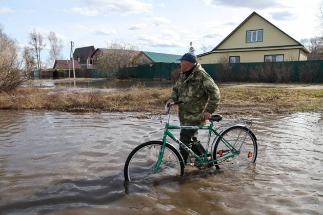Bilder des Jahres 2024, News 04 April News Themen der Woche KW16 News Bilder des Tages RUSSIA, KURGAN - APRIL 17, 2024: A man pulls a bicycle in a flooded street. 669 detached houses and 2376 summer houses are flooded in Russia s Kurgan Region due to the rise of water level in the Tobol River; 25 settlements are left without power supply. The authorities have issued an evacuation order for the residents living in the floodplain area of the Tobol River, including the city of Kurgan. Donat Sorokin TASS  69185809
