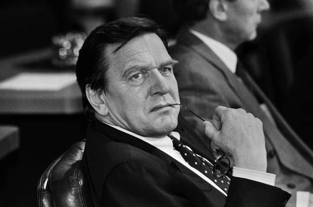 Archivbilder der Woche KW16 Deutschland, Bonn, 16.12.1993 Archiv.: 45-16-31 Ministerpraesidenten der Laender im Bundeskanzleramt Foto: Gerhard Schroeder, Ministerpraesident Niedersachen Ministerpraesidenten der Laender im Bundeskanzleramt *** Germany, Bonn, 16 12 1993 Archive 45 16 31 Ministerpraesidenten der Laender im Bundeskanzleramt Photo Gerhard Schroeder, Ministerpraesident of Lower Saxony Ministerpraesidenten der Laender im Bundeskanzleramt
