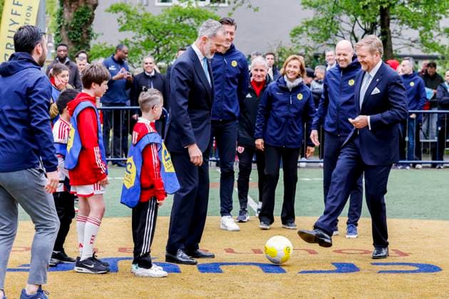 Entertainment Themen der Woche KW16 Entertainment Bilder des Tages 17-04-2024 Cruyff King Willem-Alexander and King Felipe visited the Cruyff court of the Cruyff foundation, a Dutch-Spanish foundation whose mission is to give children with disabilities or from disadvantaged neighborhoods the space to develop through sports and games, in Amsterdam on the 1st day of the 2 days statevisit tot he Netherlands. Â  Copyright: xPPEx