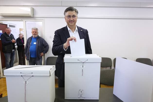 News Themen der Woche KW16 News Bilder des Tages (240417) -- ZAGREB, April 17, 2024 -- Croatian Prime Minister Andrej Plenkovic casts his vote at a polling station in Zagreb, Croatia on April 17, 2024. Parliamentary elections in Croatia kicked off on Wednesday morning, with 2,302 candidates from 59 political parties and independent candidates competing for 151 seats in the parliament. ( PIXSELL via Xinhua) CROATIA-ZAGREB-PARLIAMENTARY ELECTIONS GoranxStanzl 