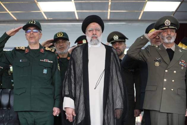 News Themen der Woche KW16 News Bilder des Tages April 17, 2024, Tehran, Iran: The Chief of Staff of the Iranian Armed Forces, Major General MOHAMMAD BAGHERI (L), Iranian President EBRAHIM RAISI (C), and Iranian Army Major General ABDOLRAHIM MOUSAVI (R), attend the Army Day parade at a military base in northern Tehran. Raisi described the recent attack launched towards Israel as limited and punitive, adding that any act of aggression against Iran will be dealt with a powerful and fierce response. Iran s Islamic Revolutionary Guards Corps (IRGC) launched drones and rockets toward Israel late on 13 April. Tehran Iran - ZUMAi98_ 20240417_zih_i98_023 Copyright: xIranianxPresidencyx