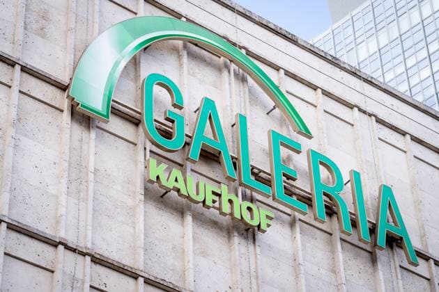 Symbolbild Galeria Kaufhof Symbolfoto Warenhaus Galeria Karstadt Kaufhof - Das Modehaus Galeria Kaufhof steht erneut vor Insolvenz Berlin Berlin Deutschland *** Symbolic image Galeria Kaufhof Symbolic photo department store Galeria Karstadt Kaufhof The fashion store Galeria Kaufhof is once again facing insolvency Berlin Berlin Germany