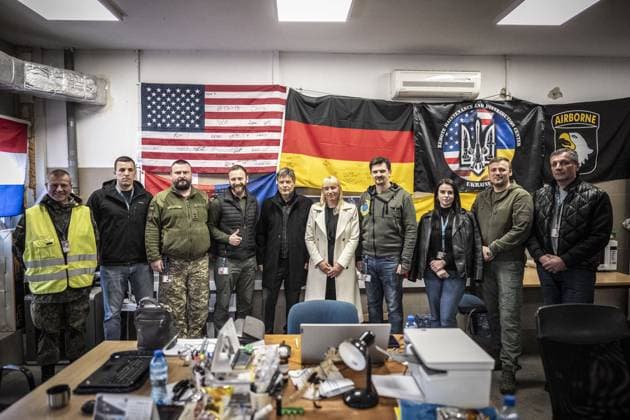 News Themen der Woche KW16 News Bilder des Tages Der Bundesminister fuer Wirtschaft und Klimaschutz Robert Habeck (Buendnis 90 Die Gruenen) besucht vom 17.04-19.04.2024 Polen, die Ukraine und die Republik Moldau. Rzeszow, 17.04.2024. Flug nach Polen, Treffen mit deutschen und ukrainischen Soldaten im ukrainischen Hoheitsbereich des Flughafen Rzeszow, Polen zusammen mit der Beauftragten der Bundesregierung fuer Menschenrechte Luise Amtsberg Rzeszow, Polen *** The Federal Minister for Economic Affairs and Climate Protection Robert Habeck Buendnis 90 Die Gruenen visits Poland, Ukraine and the Republic of Moldova Rzeszow, 17 04 19 04 2024 Flight to Poland, meeting with German and Ukrainian soldiers in the Ukrainian territory of the airport Rzeszow, Poland together with the Federal Governme Copyright: xDominikxButzmannxphotothek.dex
