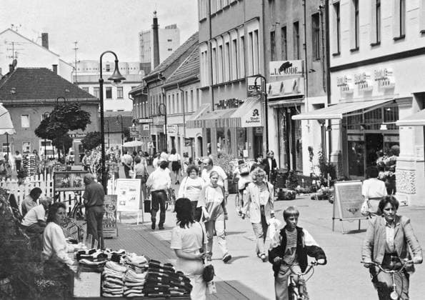 ! ACHTUNG Aufnahmedatum laut Beschriftung ! Sachsen, historisch, Einkaufen, Handel, Versorgung, Geschäfte Läden, Innenstädte: Riesa, Hauptstraße, Atmosphäre, Juli1993. *** Attention Date of recording according to Lettering Saxony, historical, Shopping, Trade, Supply, Shops Stores, City centres Riesa, Main street, Atmosphere, July1993 Copyright: xSZ WaltrautxKossackx 0000010202728001 (2) ! ACHTUNG Aufnahmedatum laut Beschriftung