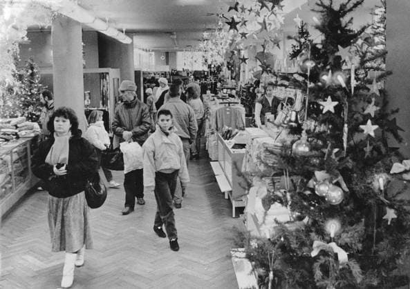! ACHTUNG Aufnahmedatum laut Beschriftung ! Historisch, Handel Einzelhandel Versorgung Kaufhäuser: Meißen, Kaufhaus Magnet , Am Kleinmarkt: Vorweihnachtlicher Einkauf, Atmosphäre mit Weihnachtsbaum und Weihnachtssternen, 08.12.1990. *** Attention Date of recording according to Lettering Historic, Trade Retail Supply Department stores Meissen, Department store Magnet , on Small market vorweihnachtlicher Purchasing, Atmosphere with Christmas tree and poinsettias, 08 12 1990 Copyright: xSZ WaltrautxKossackx 0000010203024967 ! ACHTUNG Aufnahmedatum laut Beschriftung