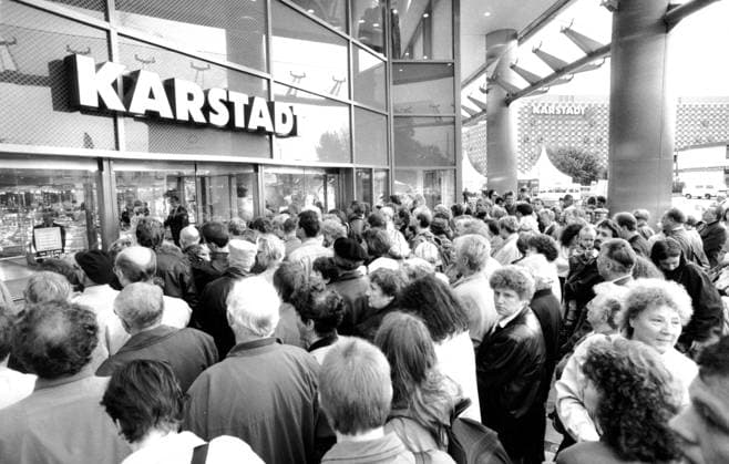 ! ACHTUNG Aufnahmedatum laut Beschriftung ! Sachsen, historisch, Handel, Versorgung, Einkaufen Einkaufszentren: Dresden, Neubau Karstadt an der Prager Straße Eröffnung, Kunden drängeln am Eingang (im Hintergrund das ehemalige CENTRUM-Warenhaus ebenfalls mit Karstadt-Schriftzug), 27.09.1995. Veröffentlichung in Sächsische Zeitung am 28.09.1995: 120.000 beim Karstadt-Start. Mit etwa 120.000 Kunden und einem Umsatz von rund 2,5 Millionen Mark startete nach eigenen Angaben gestern das neue Dresdner Karstadt-Kaufhaus in seinen ersten Tag. Am Morgen hatten sich wider Erwarten lediglich etwa 100 Neugierige vor den Glastüren gedrängt. Geschäftsführer Klaus-Peter Schodrau vermutet, dass viele sich erst einmal orientieren wollen und dann *** A Copyright: xSZ WolfgangxWittchenx 0000010210390618 ! ACHTUNG Aufnahmedatum laut Beschriftung