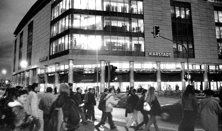 ! ACHTUNG Aufnahmedatum laut Beschriftung ! Sachsen, historisch, Handel, Versorgung, Einkaufen Einkaufszentren: Dresden, Neubau Karstadt an der Prager Straße (Eröffnung am 27.09.1995): Außenansicht vom Fußgängerüberweg am Dr.-Külz-Ring (abends, beleuchtet), Atmosphäre, Oktober 1997. *** Attention Date of recording according to Lettering Saxony, historical, Trade, Supply, Shopping Shopping centres Dresden, New building Karstadt to the Prague Street Opening on 27 09 1995 exterior view from Pedestrian crossing on Dr Külz Ring in the evening, illuminated , Atmosphere, October 1997 Copyright: xSZ GunterxHübnerx 0000010210390631 ! ACHTUNG Aufnahmedatum laut Beschriftung