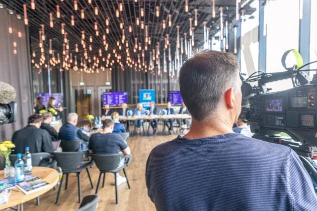 Vom 14. Juni bis 14. Juli wird die Fan Zone Augustusplatz der Leipziger Hotspot zum EURO 2024 Festival. Fußballfans, Leipziger und Gäste der Stadt erwartet ein Programm mit Konzerten, sportlichen Darbietungen, Aktivitäten für Familien, E-Sports und vielem mehr. Zentral zwischen Gewandhaus und Oper Leipzig gelegen, ist sie an 31 Tagen Turnierzeitraum neben dem Stadion der wichtigste Schauplatz für das Fußballerlebnis in Leipzig. Zum Bühnenprogramm auf der Opernseite Augustusplatz informierten zum heutigen Medientermin Burkhard Jung (Oberbürgermeister der Stadt Leipzig), Heiko Rosenthal (Bürgermeister und Beigeordneter für Umwelt, Klima, Ordnung und Sport der Stadt Leipzig) und Stefan Schedler (Gesamtprojektleiter UEFA