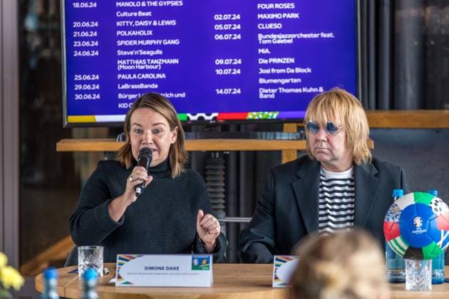 Vom 14. Juni bis 14. Juli wird die Fan Zone Augustusplatz der Leipziger Hotspot zum EURO 2024 Festival. Fußballfans, Leipziger und Gäste der Stadt erwartet ein Programm mit Konzerten, sportlichen Darbietungen, Aktivitäten für Familien, E-Sports und vielem mehr. Zentral zwischen Gewandhaus und Oper Leipzig gelegen, ist sie an 31 Tagen Turnierzeitraum neben dem Stadion der wichtigste Schauplatz für das Fußballerlebnis in Leipzig. Zum Bühnenprogramm auf der Opernseite Augustusplatz informierten zum heutigen Medientermin Burkhard Jung (Oberbürgermeister der Stadt Leipzig), Heiko Rosenthal (Bürgermeister und Beigeordneter für Umwelt, Klima, Ordnung und Sport der Stadt Leipzig) und Stefan Schedler (Gesamtprojektleiter UEFA