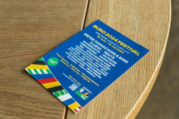 Vom 14. Juni bis 14. Juli wird die Fan Zone Augustusplatz der Leipziger Hotspot zum EURO 2024 Festival. Fußballfans, Leipziger und Gäste der Stadt erwartet ein Programm mit Konzerten, sportlichen Darbietungen, Aktivitäten für Familien, E-Sports und vielem mehr. Zentral zwischen Gewandhaus und Oper Leipzig gelegen, ist sie an 31 Tagen Turnierzeitraum neben dem Stadion der wichtigste Schauplatz für das Fußballerlebnis in Leipzig. Zum Bühnenprogramm auf der Opernseite Augustusplatz informierten zum heutigen Medientermin Burkhard Jung (Oberbürgermeister der Stadt Leipzig), Heiko Rosenthal (Bürgermeister und Beigeordneter für Umwelt, Klima, Ordnung und Sport der Stadt Leipzig) und Stefan Schedler (Gesamtprojektleiter UEFA