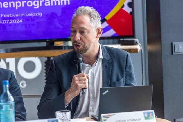 Vom 14. Juni bis 14. Juli wird die Fan Zone Augustusplatz der Leipziger Hotspot zum EURO 2024 Festival. Fußballfans, Leipziger und Gäste der Stadt erwartet ein Programm mit Konzerten, sportlichen Darbietungen, Aktivitäten für Familien, E-Sports und vielem mehr. Zentral zwischen Gewandhaus und Oper Leipzig gelegen, ist sie an 31 Tagen Turnierzeitraum neben dem Stadion der wichtigste Schauplatz für das Fußballerlebnis in Leipzig. Zum Bühnenprogramm auf der Opernseite Augustusplatz informierten zum heutigen Medientermin Burkhard Jung (Oberbürgermeister der Stadt Leipzig), Heiko Rosenthal (Bürgermeister und Beigeordneter für Umwelt, Klima, Ordnung und Sport der Stadt Leipzig) und Stefan Schedler (Gesamtprojektleiter UEFA