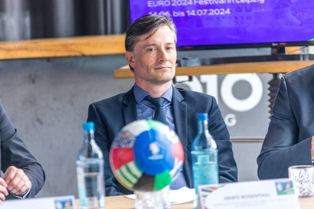 Vom 14. Juni bis 14. Juli wird die Fan Zone Augustusplatz der Leipziger Hotspot zum EURO 2024 Festival. Fußballfans, Leipziger und Gäste der Stadt erwartet ein Programm mit Konzerten, sportlichen Darbietungen, Aktivitäten für Familien, E-Sports und vielem mehr. Zentral zwischen Gewandhaus und Oper Leipzig gelegen, ist sie an 31 Tagen Turnierzeitraum neben dem Stadion der wichtigste Schauplatz für das Fußballerlebnis in Leipzig. Zum Bühnenprogramm auf der Opernseite Augustusplatz informierten zum heutigen Medientermin Burkhard Jung (Oberbürgermeister der Stadt Leipzig), Heiko Rosenthal (Bürgermeister und Beigeordneter für Umwelt, Klima, Ordnung und Sport der Stadt Leipzig) und Stefan Schedler (Gesamtprojektleiter UEFA