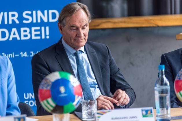 Vom 14. Juni bis 14. Juli wird die Fan Zone Augustusplatz der Leipziger Hotspot zum EURO 2024 Festival. Fußballfans, Leipziger und Gäste der Stadt erwartet ein Programm mit Konzerten, sportlichen Darbietungen, Aktivitäten für Familien, E-Sports und vielem mehr. Zentral zwischen Gewandhaus und Oper Leipzig gelegen, ist sie an 31 Tagen Turnierzeitraum neben dem Stadion der wichtigste Schauplatz für das Fußballerlebnis in Leipzig. Zum Bühnenprogramm auf der Opernseite Augustusplatz informierten zum heutigen Medientermin Burkhard Jung (Oberbürgermeister der Stadt Leipzig), Heiko Rosenthal (Bürgermeister und Beigeordneter für Umwelt, Klima, Ordnung und Sport der Stadt Leipzig) und Stefan Schedler (Gesamtprojektleiter UEFA