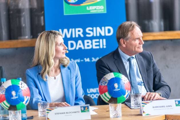 Vom 14. Juni bis 14. Juli wird die Fan Zone Augustusplatz der Leipziger Hotspot zum EURO 2024 Festival. Fußballfans, Leipziger und Gäste der Stadt erwartet ein Programm mit Konzerten, sportlichen Darbietungen, Aktivitäten für Familien, E-Sports und vielem mehr. Zentral zwischen Gewandhaus und Oper Leipzig gelegen, ist sie an 31 Tagen Turnierzeitraum neben dem Stadion der wichtigste Schauplatz für das Fußballerlebnis in Leipzig. Zum Bühnenprogramm auf der Opernseite Augustusplatz informierten zum heutigen Medientermin Burkhard Jung (Oberbürgermeister der Stadt Leipzig), Heiko Rosenthal (Bürgermeister und Beigeordneter für Umwelt, Klima, Ordnung und Sport der Stadt Leipzig) und Stefan Schedler (Gesamtprojektleiter UEFA
