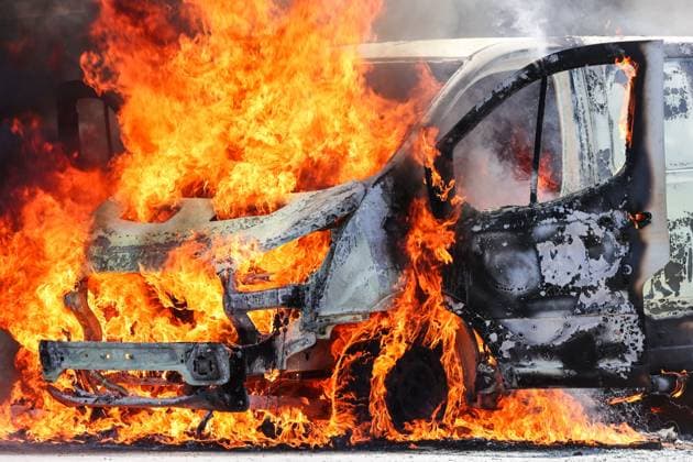 News Themen der Woche KW16 News Bilder des Tages April 18, 2024, Town n Country, Florida, USA: A food delivery van with J.W. Foods burns in the parking lot of the LetÃ¢â‚¬â ¢s Cook Shared Kitchen at 5831 Memorial Hwy on Thursday, April 18, 2024, in Town Ã¢â‚¬â ¢NÃ¢â‚¬â ¢ Country. J.W. Foods general manager Katrina Johnson said the delivery driver noticed a heavy electrical smell in the van while loading pizza pockets for delivery to 11 Pinellas County after-school care programs with the Boys & Girls Clubs of the Suncoast. Although nobody was injured, Johnson said the van and the pizza pockets were a total loss. Town n Country USA - ZUMAs70_ 20240418_zan_s70_017 Copyright: xDouglasxR.xCliffordx