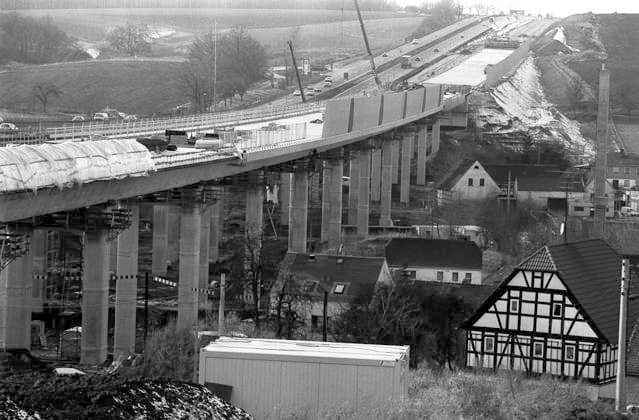 Archivbilder der Woche KW16 Brückenbau 06.03.1997, Crimmitschau, Autobahnbau, Brücke , Autobahn A4, Über die Dächer der Häuser an der Ponitzer Straße und Paradiesweg wird die 150m lange A4 Brücke gebaut. *** Bridge construction 06 03 1997, Crimmitschau, highway construction, bridge, highway A4, The 150m long A4 bridge is being built over the roofs of the houses on Ponitzer Straße and Paradiesweg