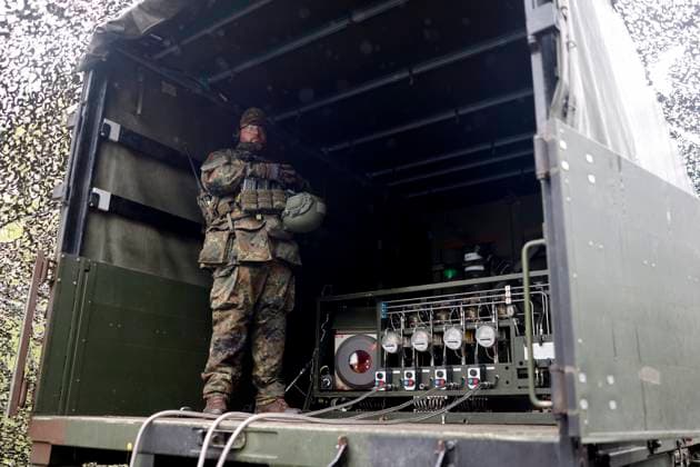 Ein Soldat in einem Truck für Helium-Gas beim Besuch von Bundesverteidigungsminister Boris Pistorius (SPD) im Zentrum Operative Kommunikation der Cybertruppe. Bei dem Besuch informiert sich der Minister über die Fähigkeiten der Operativen Kommunikation der Bundeswehr. Mayen, 16.04.2024 Rheinland-Pfalz Deutschland *** A soldier in a truck for helium gas during a visit by Federal Minister of Defense Boris Pistorius SPD to the cyber forces Operational Communications Center During the visit, the minister learns about the capabilities of the Bundeswehrs Operational Communications Mayen, 16 04 2024 Rhineland-Palatinate Germany Copyright: xChristophxHardtx