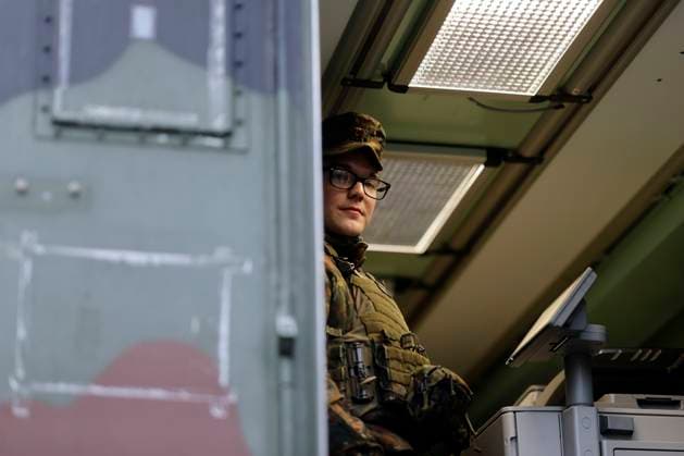Ein Soldat in einem LKW beim Besuch von Bundesverteidigungsminister Boris Pistorius (SPD) im Zentrum Operative Kommunikation der Cybertruppe. Bei dem Besuch informiert sich der Minister über die Fähigkeiten der Operativen Kommunikation der Bundeswehr. Mayen, 16.04.2024 Rheinland-Pfalz Deutschland *** A soldier in a truck during a visit by Federal Minister of Defense Boris Pistorius SPD to the cyber forces Operational Communications Center During the visit, the minister learns about the capabilities of the Bundeswehrs Operational Communications Mayen, 16 04 2024 Rhineland-Palatinate Germany Copyright: xChristophxHardtx