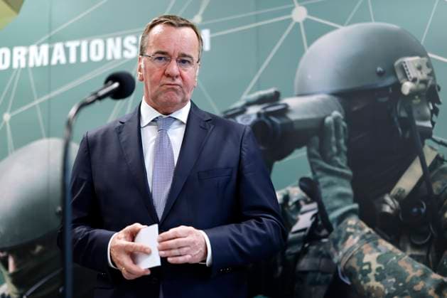 Bundesverteidigungsminister Boris Pistorius (SPD) besucht das Zentrum Operative Kommunikation und besichtigt die technische Ausstattung der Cybertruppe. Bei dem Besuch informiert sich der Minister über die Fähigkeiten der Operativen Kommunikation der Bundeswehr. Mayen, 16.04.2024 Rheinland-Pfalz Deutschland *** Federal Minister of Defense Boris Pistorius SPD visits the Operative Communications Center and inspects the technical equipment of the cyber force During the visit, the Minister learns about the capabilities of the Bundeswehrs Operative Communications Mayen, 16 04 2024 Rhineland-Palatinate Germany Copyright: xChristophxHardtx