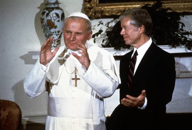 Archivbilder der Woche KW16 Carter Welcomes His Holiness Pope John Paul II United States President Jimmy Carter speaks with His Holiness Pope John Paul II in the Oval Office of the White House in Washington, DC on Saturday, October 6, 1979. Credit: Arnie Sachs CNP Washington District of Columbia United States of America EDITORIAL USE ONLY Copyright: xx 100679_Carter-Pope_002 ArniexSachsx-xCNPx cnpphotos193778
