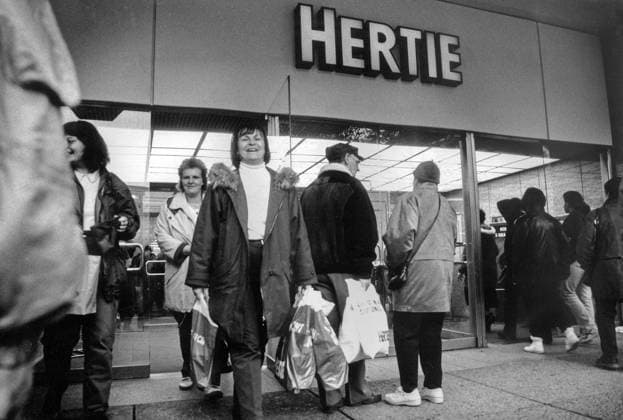 ! ACHTUNG Aufnahmedatum laut Beschriftung ! Sachsen, historisch, Handel Einzelhandel Versorgung, Kaufhäuser: Dresden, Kaufhaus der Kette Hertie an der Prager Straße (später Karstadt): Eröffnung Einweihung, 16.11.1995. Veröffentlichung in Sächsische Zeitung am 17.11.1995: Hertie eröffnete neues Kaufhaus. Pünktlich um 8 Uhr hat gestern in der Dresdner Prager Straße die Hertie Waren- und Kaufhaus GmbH ihr bislang größtes Kaufhaus in Ostdeutschland eröffnet. 50.000 Kunden kamen zum Kaufen und Schauen. Nach dem Auszug von Karstadt aus dem ehemaligen Centrum-Warenhaus hatte Hertie in Renovierung und Umbau des Gebäudes sowie des benachbarten port- und Spielhauses rund 20 Millionen Mark investiert. Mit rund 600 Mitarbeitern will der *** A Copyright: xSZ JürgenxLöselx 0000010202746441 ! ACHTUNG Aufnahmedatum laut Beschriftung