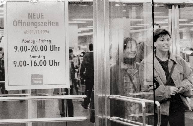 ! ACHTUNG Aufnahmedatum laut Beschriftung ! Dresden, historisch, Handel Einzelhandel Versorgung Kaufhäuser: Hertie an der Prager Straße: Eingang, Schild: Neue Ladenöffnungszeiten, 01.11.1996. Veröffentlichung in Sächsische Zeitung am 02.11.1996 Bildtext: Auf der Prager Straße in Dresden erfreute sich das Hertie-Kaufhaus eines regen Zuspruchs auch am Abend. Bei Karstadt und Wöhrl war es nach 19 Uhr leerer, ebenso bei Horten in Leipzig und Ikea in Chemnitz. Jürgen Lösel *** Attention Date of recording according to Lettering Dresden, historical, Trade Retail Supply Department stores Hertie to the Prague Street Entrance, Shield New Store opening hours, 01 11 1996 Publication in Saxon Newspaper on 02 11 1996 Caption at the Pra Copyright: xSZ JürgenxLöselx 0000010203024960 ! ACHTUNG Aufnahmedatum laut Beschriftung