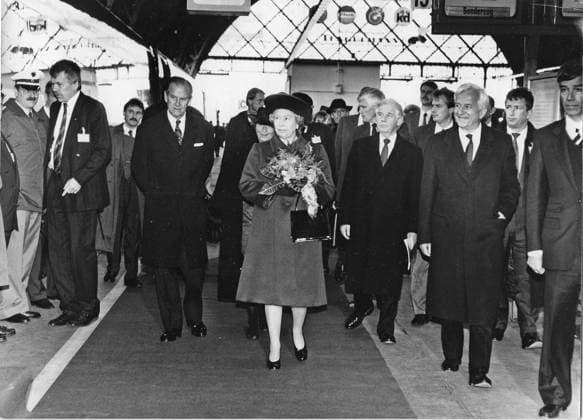 ! ACHTUNG Aufnahmedatum laut Beschriftung ! Sachsen, historisch, Politik, Staatsbesuche, Empfänge, Delegationen: Die englische Königin Queen Elizabeth II. zu Besuch in Dresden, 22.10.1992; hier auf dem Hauptbahnhof kurz vor der Abfahrt nach Leipzig. Hinter ihr von links: Gemahl Prinz Philip Herzog von Edinburgh, Ingrid Biedenkopf (verdeckt), Sachsens Ministerpräsident Kurt Biedenkopf, Bundespräsident Richard von Weizsäcker, Dirk Bunzel *** Attention Date of recording according to Lettering Saxony, historical, Politics, State visits, Receptions, Delegations the English Queen Queen Elizabeth II to Visit in Dresden, 22 10 1992 here at the Central Station briefly before the Departure to Leipzig behind their from left Consort Pri Copyright: xSZ DirkxBunzelx 753894 ! ACHTUNG Aufnahmedatum laut Beschriftung