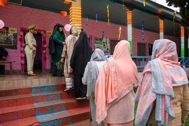 News Themen der Woche KW16 News Bilder des Tages April 19, 2024, Banihal, Jammu And Kashmir, India: Women voters wait in a queue to cast their votes outside a polling station during the first phase of the Lok Sabha, or lower house, of the Indian parliamentary elections in Banihal, an area in Ramban district of Udhampur parliamentary constituency. The 2024 Lok Sabha or lower house parliamentary polls are the first major election in Jammu and Kashmir since New Delhi stripped Article 370, the region s special semi-autonomous status, in 2019. Voting in India, the worldis largest democracy, will be held in seven phases between April 19 and June 1, 2024. Over 970 million voters, more than 10% of the worldis populatios, will elect 543 members for the lower house of Parliament for a term of fiv - ZUMAs197 20240419_aaa_s197_004 Copyright: xFaisalxBashirx