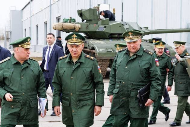 Bilder des Jahres 2024, News 04 April News Themen der Woche KW16 News Bilder des Tages RUSSIA, OMSK REGON - APRIL 18, 2024: Russia s Defence Minister Sergei Shoigu (2nd L) inspects the fulfilment of a state defence order at one of the local military-industrial enterprises producing tanks and heavy flamethrower systems. Vadim Savitsky Russian Defence Ministry Press Office TASS  69235812