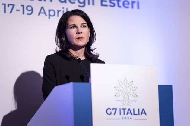 News Themen der Woche KW16 News Bilder des Tages Annalena Baerbock (Buendnis 90 Die Gruenen), Bundesaussenministerin, aufgenommen bei einer Pressekonferenz im Rahmen des Treffen der G7-AussenÂ¬â‰ Â¬â‰ ministerinnen und Aussenminister in Capri, 18.04.2024. Fotografiert im Auftrag des Auswaertigen Amtes. Capri Italien *** Annalena Baerbock Buendnis 90 Die Gruenen , Federal Foreign Minister, photographed at a press conference during the meeting of the G7 Foreign Ministers in Capri, 18 April 2024 Photographed on behalf of the Federal Foreign Office Capri Italy Copyright: xKiraxHofmannxAAxphotothek.dex