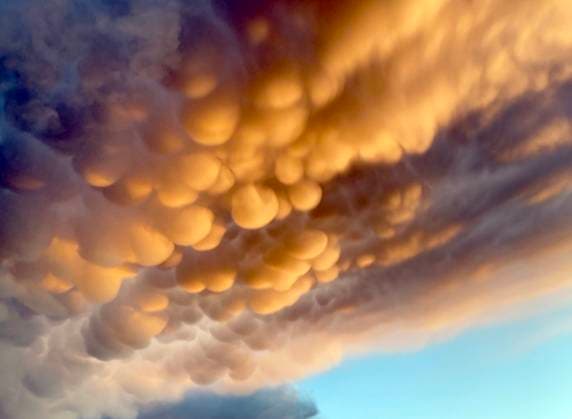 Creative Highlights World Entertainment Bilder des Tages RECORD DATE NOT STATED dramatic clouds on the sky over Helmstadt in Germany at sundown at 04.19.2024 A 855 *** dramatic clouds on the sky over Helmstadt in Germany at sundown at 04 19 2024 A 855