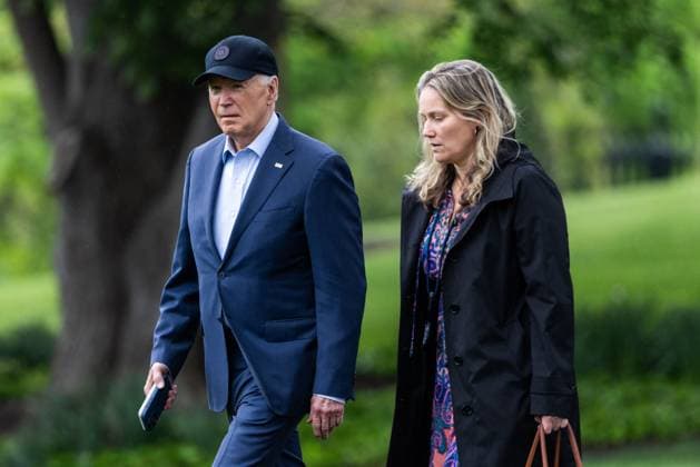 News Themen der Woche KW16 News Bilder des Tages Biden leaves White House for Delaware US President Joe Biden (L), followed by Deputy White House Chief of Staff Annie Tomasini (R), departs the White House for a weekend in Delaware in Washington, DC, USA, 19 April 2024. Biden ignored a shouted question about Israel?s missile strike on Iran. WASHINGTON DC United States  Copyright: xPool ABACAx