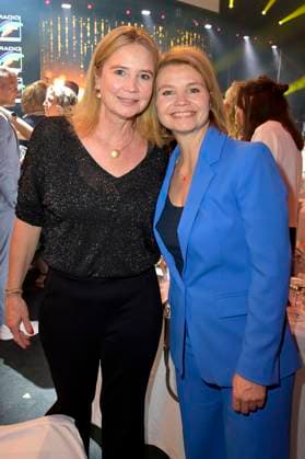 Annette Frier mit Schwester Sabine Frier bei der Verleihung des 24. Radio Regenbogen Award 2024 in der Europa-Park Arena. Rust, 19.04.2024