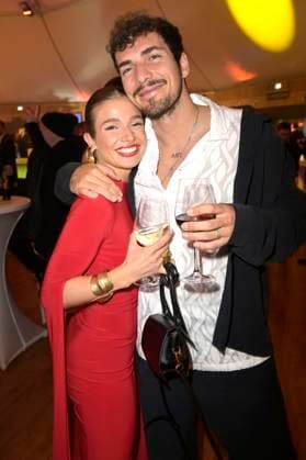 Lola Weippert mit Begleitung bei der Verleihung des 24. Radio Regenbogen Award 2024 in der Europa-Park Arena. Rust, 19.04.2024