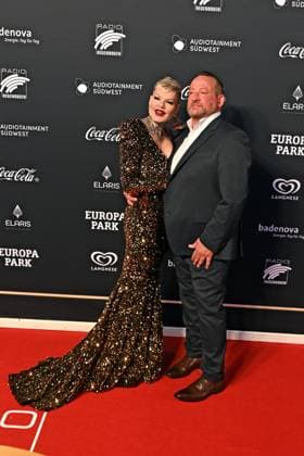 RADIO REGENBOGEN AWARD 2024. Melanie Müller und ihr Lebensgefährte Andreas Kunz anläßlich der Verleihung des Medienpreises aus Baden-Württemberg Radio Regenbogen Award am 19.04.2024 im Europapark Rust. 20240419MWI127433