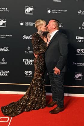 RADIO REGENBOGEN AWARD 2024. Melanie Müller und ihr Lebensgefährte Andreas Kunz anläßlich der Verleihung des Medienpreises aus Baden-Württemberg Radio Regenbogen Award am 19.04.2024 im Europapark Rust. 20240419MWI127450