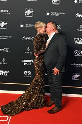 RADIO REGENBOGEN AWARD 2024. Melanie Müller und ihr Lebensgefährte Andreas Kunz anläßlich der Verleihung des Medienpreises aus Baden-Württemberg Radio Regenbogen Award am 19.04.2024 im Europapark Rust. 20240419MWI127455