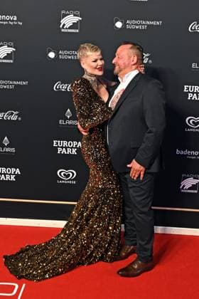 RADIO REGENBOGEN AWARD 2024. Melanie Müller und ihr Lebensgefährte Andreas Kunz anläßlich der Verleihung des Medienpreises aus Baden-Württemberg Radio Regenbogen Award am 19.04.2024 im Europapark Rust. 20240419MWI127458