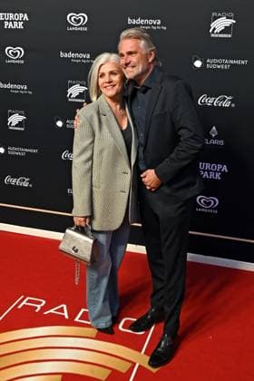 RADIO REGENBOGEN AWARD 2024. Birgit Schrowange und Frank Spothelfer anläßlich der Verleihung des Medienpreises aus Baden-Württemberg Radio Regenbogen Award am 19.04.2024 im Europapark Rust. 20240419MWI127685