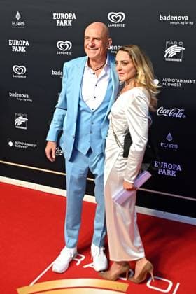 RADIO REGENBOGEN AWARD 2024. Rolf Balschbach mit weiblicher Begleitung anläßlich der Verleihung des Medienpreises aus Baden-Württemberg Radio Regenbogen Award am 19.04.2024 im Europapark Rust. 20240419MWI126880