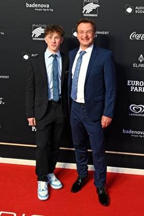 RADIO REGENBOGEN AWARD 2024. Matthias Reinschmidt mit seinem Sohn Felix anläßlich der Verleihung des Medienpreises aus Baden-Württemberg Radio Regenbogen Award am 19.04.2024 im Europapark Rust. 20240419MWI126885