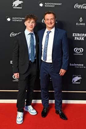RADIO REGENBOGEN AWARD 2024. Matthias Reinschmidt mit seinem Sohn Felix anläßlich der Verleihung des Medienpreises aus Baden-Württemberg Radio Regenbogen Award am 19.04.2024 im Europapark Rust. 20240419MWI126889